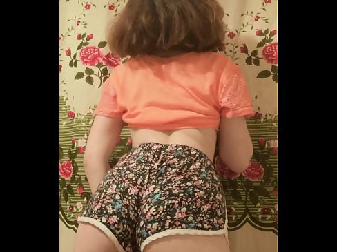 ❤️ Leanabh òg sexy a ’toirt dheth na shorts aice air a’ chamara ️ Pornografach leinn ❌❤