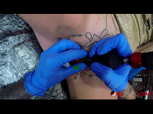 ❤️ Fìor tattooed hottie Sully Savage fhuair tattoo air a clitoris ️ Pornografach leinn ❌❤